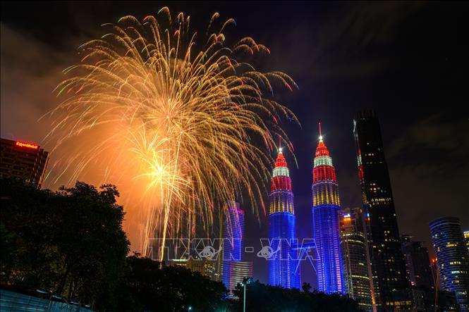 Pháo hoa rực rỡ trên Tòa tháp đôi Petronas ở thủ đô Kuala Lumpur, mừng Quốc khánh Malaysia ngày 31/8/2024. Ảnh: THX/TTXVN