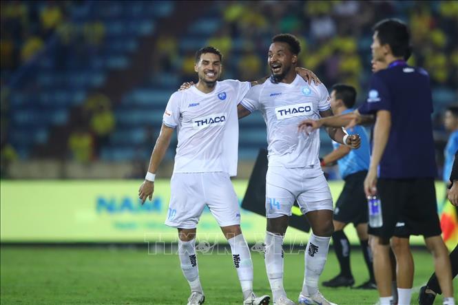 Rafaelson lập cú đúp cho Thép Xanh Nam Định. Ảnh: TTXVN