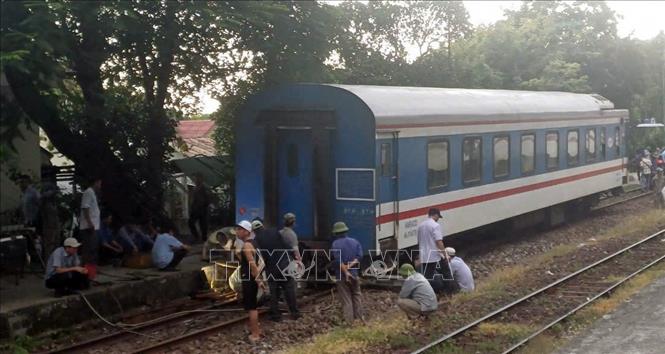 Toa tàu số 11 của tàu SE2 bị trật bánh tại ga Lăng Cô, huyện Phú Lộc, tỉnh Thừa Thiên - Huế. Ảnh: TTXVN phát