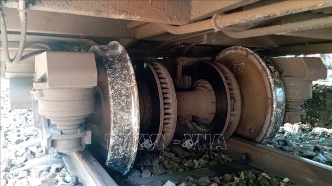 Toa tàu số 11 của tàu SE2 bị trật bánh tại ga Lăng Cô, huyện Phú Lộc, tỉnh Thừa Thiên - Huế. Ảnh: TTXVN phát