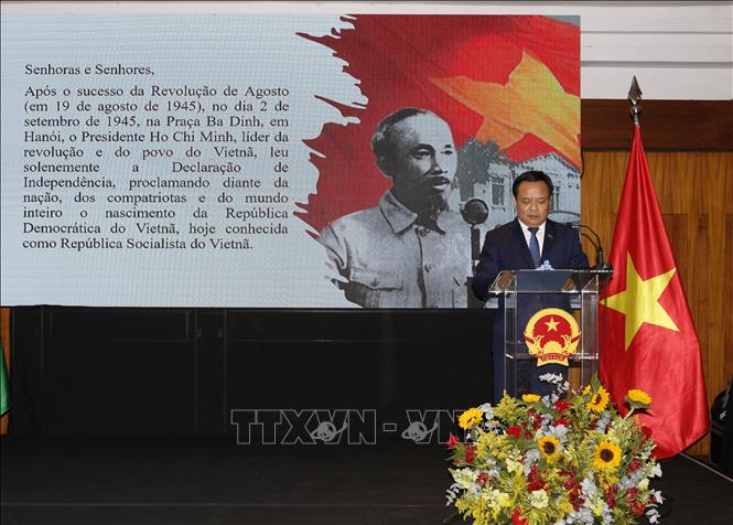Ambassador to Brazil Bui Quang Nghi addresses the ceremony marking the National Day in Brasillia. VNA/Photo by courtesy