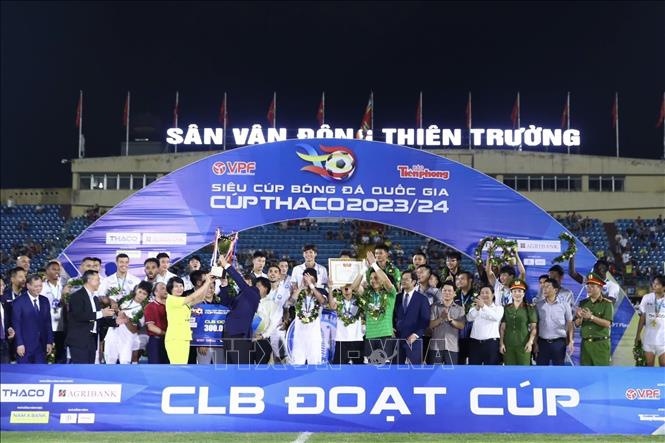 CLB Thép Xanh Nam Định giành Siêu Cúp bóng đá Quốc gia 2023 - 2024. Ảnh: TTXVN