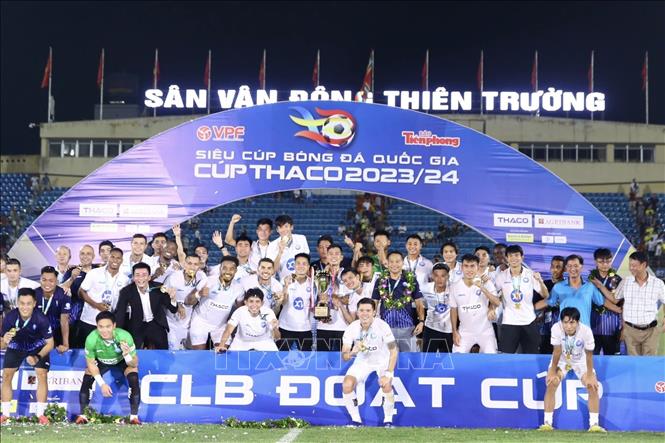 CLB Thép Xanh Nam Định giành Siêu Cúp bóng đá Quốc gia 2023 - 2024. Ảnh: TTXVN