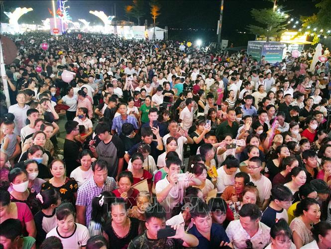 Đông đảo người dân và du khách hào hứng chào đón chương trình nghệ thuật. Ảnh: Tạ Toàn - TTXVN