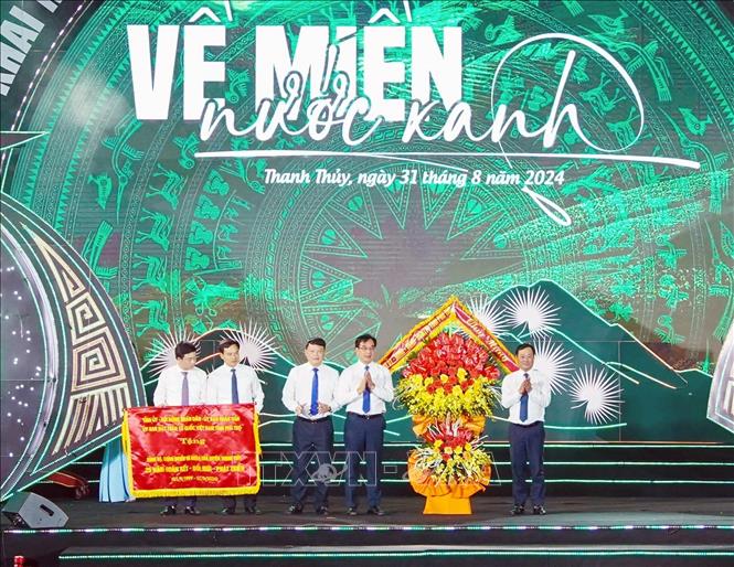 Chủ tịch UBND tỉnh Phú Thọ Bùi Văn Quang trao bức trướng và hoa chúc mừng Đảng bộ, chính quyền và Nhân dân huyện Thanh Thuỷ. Ảnh: Tạ Toàn – TTXVN