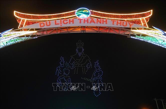Trình diễn nghệ thuật biểu diễn ánh sáng bằng thiết bị bay không người lái trên bầu trời. Ảnh: Tạ Toàn - TTXVN