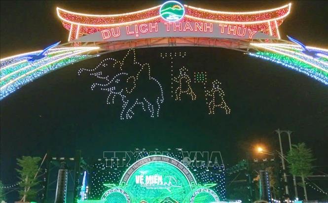 Tái hiện Lễ hội Rước voi Đào Xá, huyện Thanh Thuỷ bằng Drone light. Ảnh: Tạ Toàn - TTXVN