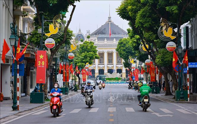 The celebratory atmosphere marking the 79th anniversary of the August Revolution and National Day (September 2, 1945-2024) spreads throughout the streets of Hanoi. VNA Photo: Thanh Tùng