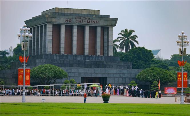 On the occasion of the August Revolution and National Day, the Ho Chi Minh Mausoleum reopens, welcoming visitors to pay their respects to the beloved leader. VNA Photo: Thanh Tùng