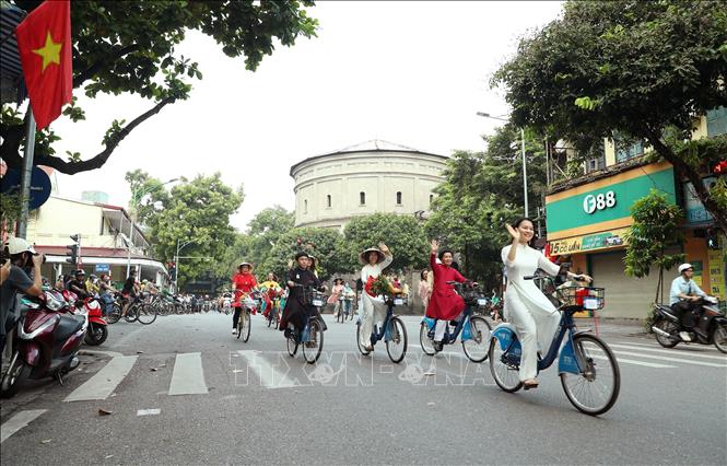 Đoàn đi qua di tích Thác nước trên phố Hàng Đậu. Ảnh: Quốc Khánh - TTXVN