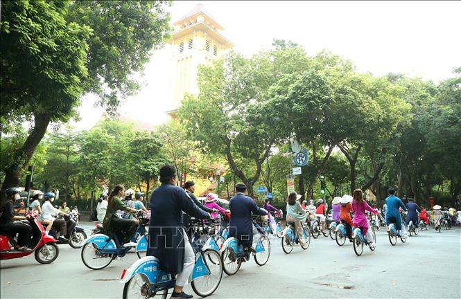 Đoàn đi qua tuyến phố Phan Đình Phùng, nhà thờ Cửa Bắc. Ảnh: Quốc Khánh - TTXVN