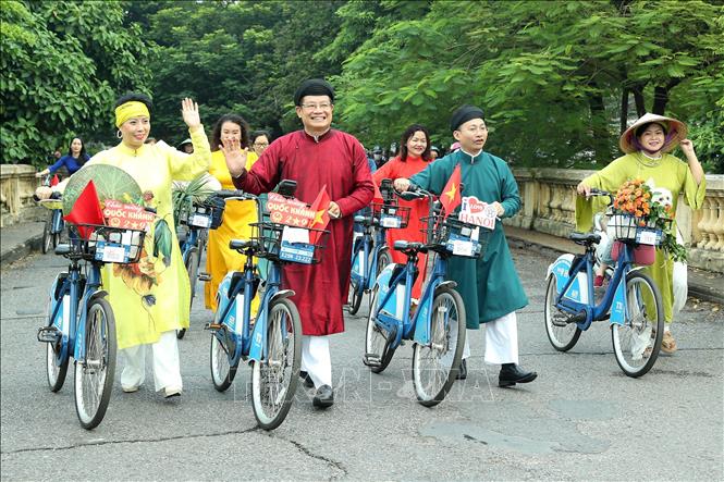 Những tà áo dài rực rỡ thướt tha trên các tuyến phố của Thủ đô Hà Nội. Ảnh: Quốc Khánh - TTXVN