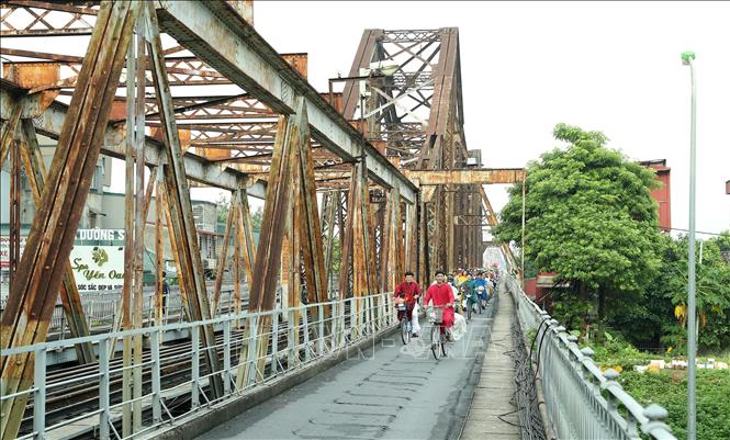 Đoàn trên cầu Long Biên, một di sản đặc biệt của Hà Nội. Ảnh: Quốc Khánh - TTXVN