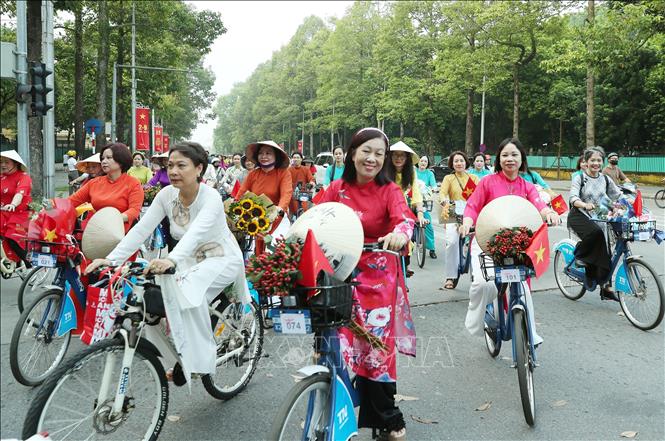 Đoàn diễu hành trên đường Hùng Vương chuẩn bị rẽ vào phố Phan Đình Phùng, một trong những tuyến phố đẹp nhất của Thủ đô Hà Nội. Ảnh: Quốc Khánh - TTXVN