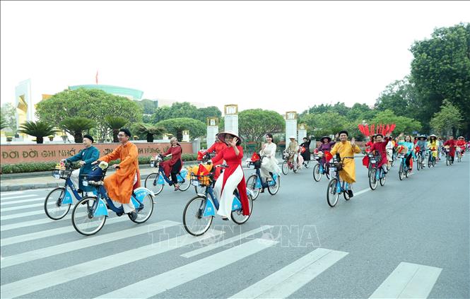 Đoàn diễu hành qua Đài tưởng niệm các Anh hùng liệt sĩ trên phố Hoàng Diệu. Ảnh: Quốc Khánh - TTXVN