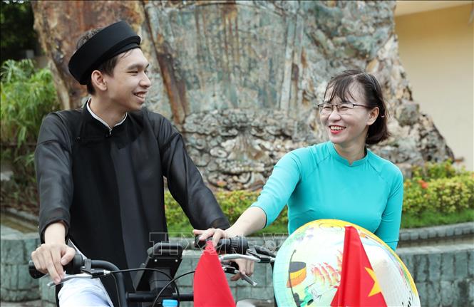 Hai bạn trẻ hạnh phúc trong tà áo dài. Ảnh: Quốc Khánh - TTXVN