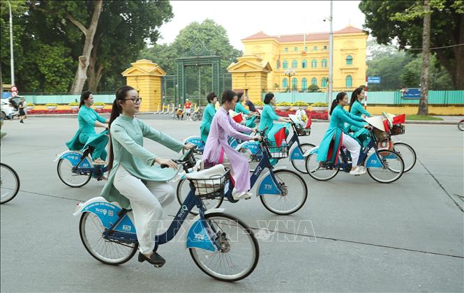 Đoàn diễu hành qua Phủ Chủ tịch trên đường Hùng Vương. Ảnh: Quốc Khánh - TTXVN