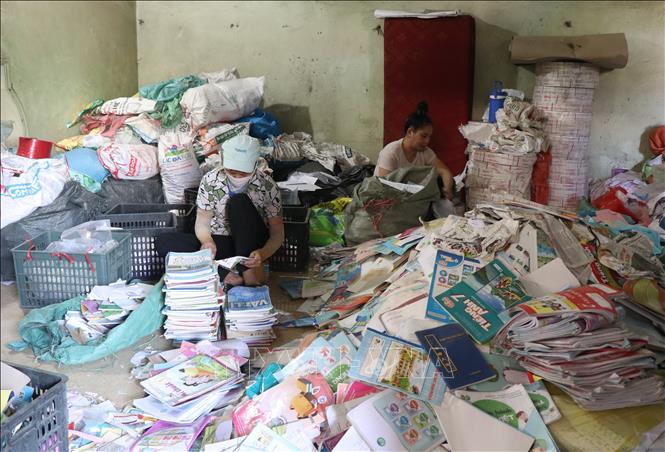Các cơ sở sản xuất giấy trong khu dân cư tại Phong Khê đóng cửa, dừng hoạt động để bảo vệ môi trường, còn một số ít người làm thuê phân loại, xử lý giấy để bán cho các công ty tái chế khác. Ảnh: Thanh Thương- TTXVN