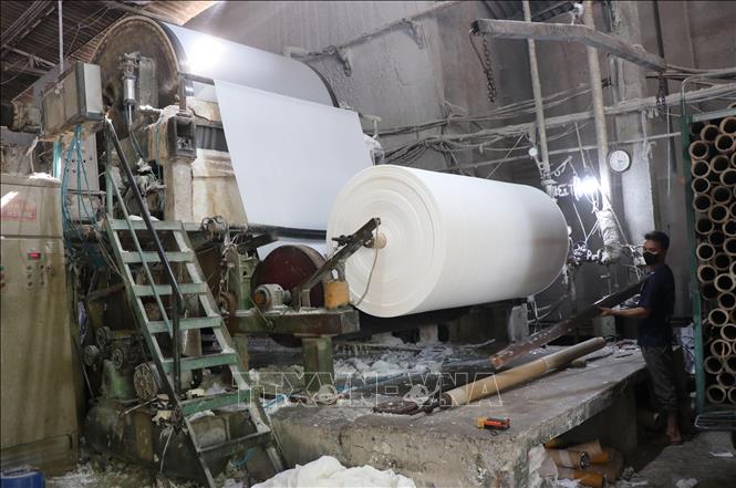 Hoạt động xản xuất giấy ở Phong Khê là nguyên nhân gây ô nhiễm môi trường nhiều năm tại đây. Ảnh: Thanh Thương- TTXVN