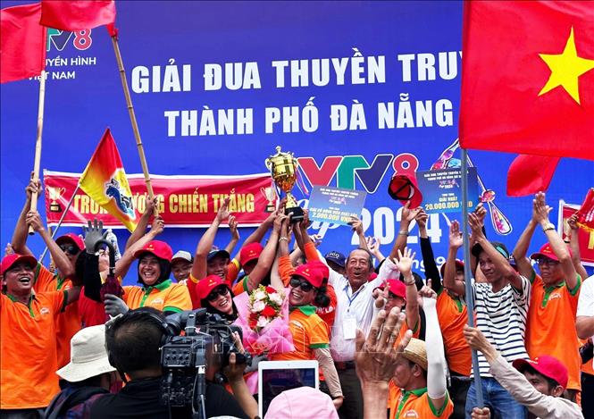 Ban tổ chức trao giải Nhất cho đội thuyền nam Trung Lương - Cẩm Lệ. Ảnh: Trần Lê Lâm - TTXVN 