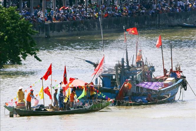 Đông nghịt khán giả theo dõi, cổ vũ các đội đua thuyền trên sông Hàn. Ảnh: Trần Lê Lâm - TTXVN 