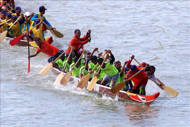 Các đội thuyền đua nam tranh tài quyết liệt trên sông Hàn. Ảnh: Trần Lê Lâm - TTXVN 