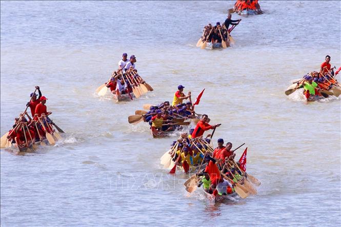 Các đội thuyền đua nam tranh tài quyết liệt trên sông Hàn. Ảnh: Trần Lê Lâm - TTXVN 