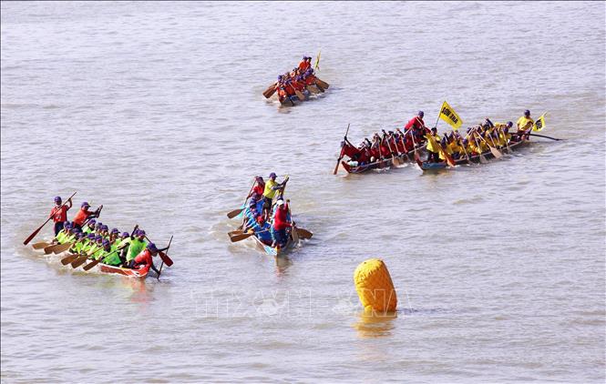 Các thuyền đua nữa tranh tài quyết liệt trên sông Hàn. Ảnh: Trần Lê Lâm - TTXVN 