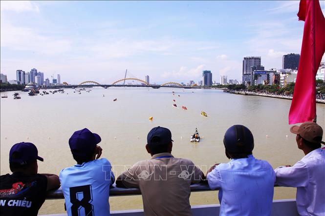 Khán giả theo dõi các đội đua thuyền trên sông Hàn. Ảnh: Trần Lê Lâm - TTXVN 