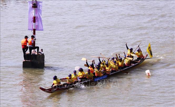 Đội thuyền đua Trung tâm Văn hóa quận Hải Châu về Nhất ở nội dung thuyền nữ. Ảnh: Trần Lê Lâm - TTXVN 