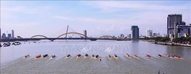 Các đội thuyền đua nam xuất phát tranh tài. Ảnh: Trần Lê Lâm - TTXVN 