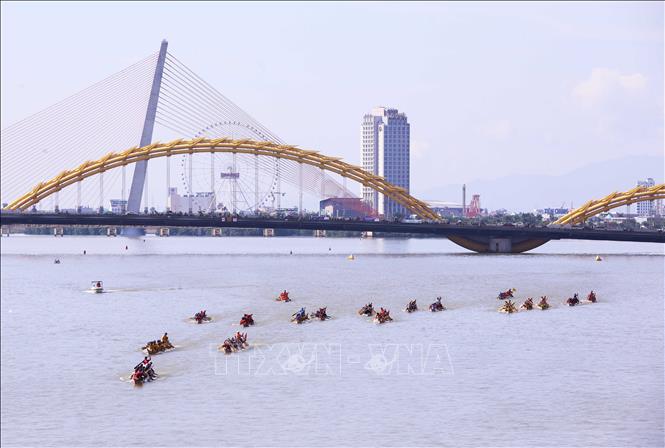 Các đội thuyền đua nam tranh tài quyết liệt trên sông Hàn. Ảnh: Trần Lê Lâm - TTXVN