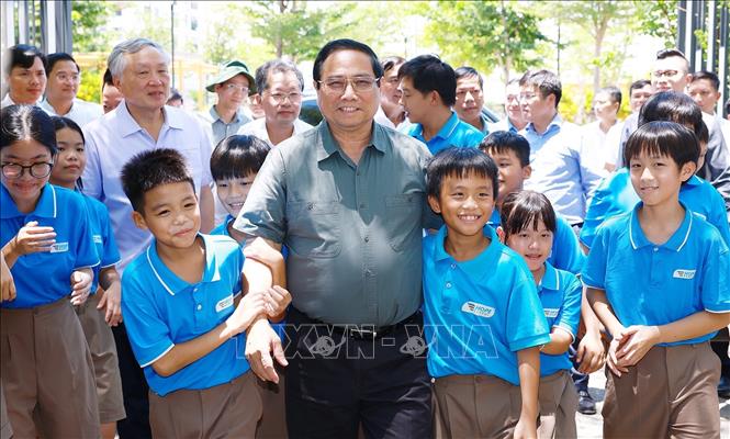 Thủ tướng Phạm Minh Chính với học sinh Trường Hy Vọng. Ảnh: Dương Giang-TTXVN