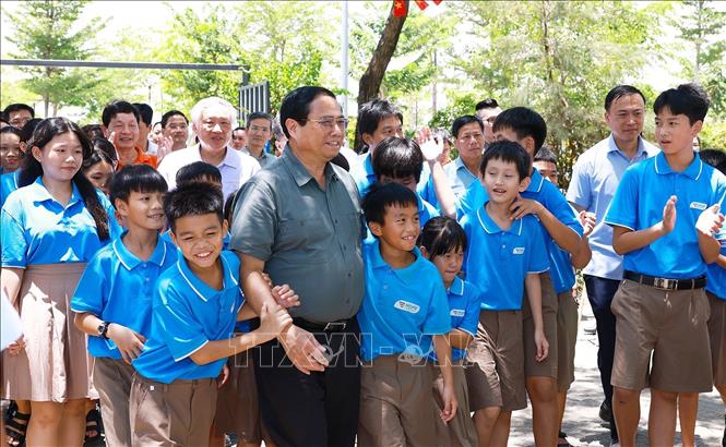 Thủ tướng Phạm Minh Chính với học sinh Trường Hy Vọng. Ảnh: Dương Giang-TTXVN