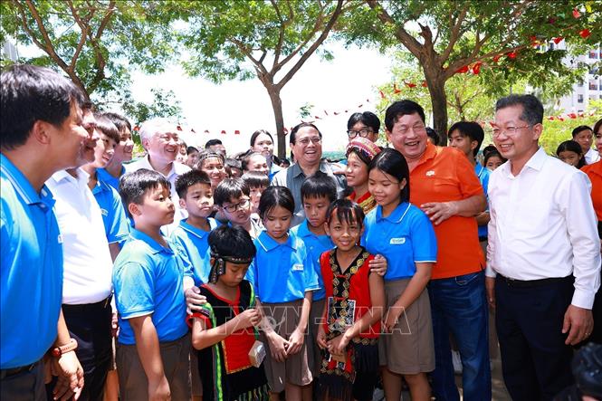 Thủ tướng Phạm Minh Chính với học sinh Trường Hy Vọng. Ảnh: Dương Giang-TTXVN
