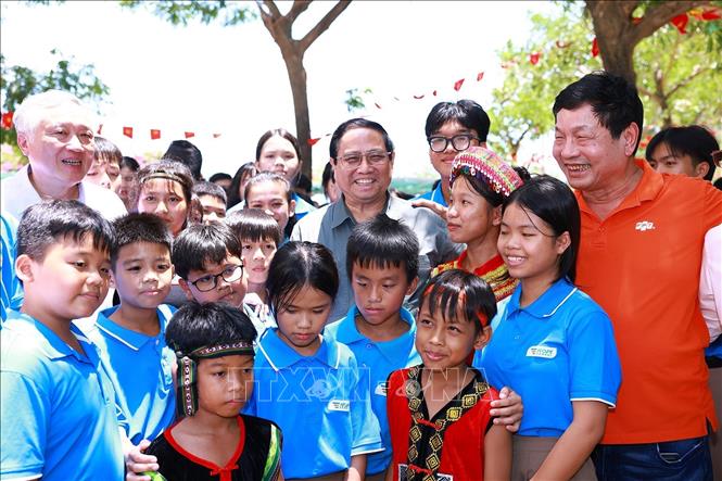 Thủ tướng Phạm Minh Chính với học sinh Trường Hy Vọng. Ảnh: Dương Giang-TTXVN