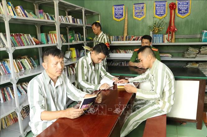 Phạm nhân tại Trại giam Ninh Khánh trong danh sách xét đề nghị đặc xá dịp 2/9/2024 được phổ biến kiến thức về pháp luật. Ảnh: Hải Yến - TTXVN