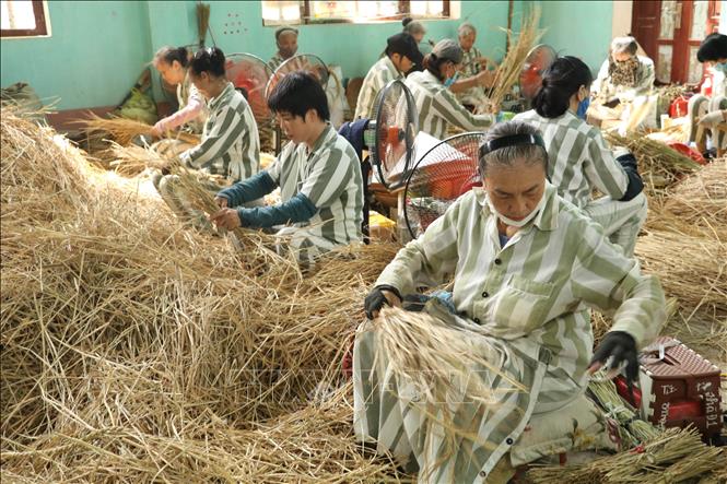 Phạm nhân tại Trại giam Ninh Khánh tham gia hoạt động lao động, hướng nghiệp, học nghề. Ảnh: Hải Yến - TTXVN