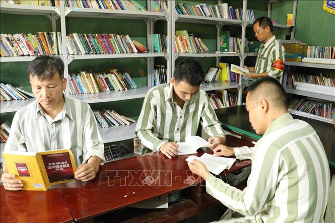 Phạm nhân tại Trại giam Ninh Khánh trong danh sách xét đề nghị đặc xá dịp 2/9/2024 được phổ biến kiến thức về pháp luật. Ảnh: Hải Yến - TTXVN.