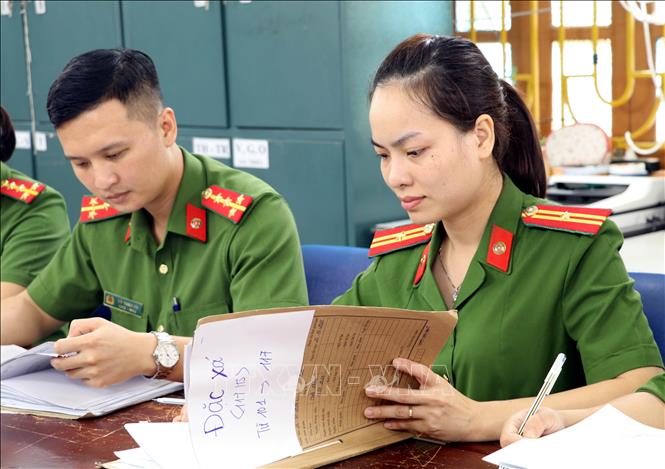 Cán bộ Trại giam Ninh Khánh đã hoàn tất công tác xét duyệt các đối tượng đủ điều kiện, tiêu chuẩn và đề xuất Hội đồng tư vấn đặc xá thẩm định đặc xá dịp Quốc khánh 2/9/2024. Ảnh: Hải Yến - TTXVN