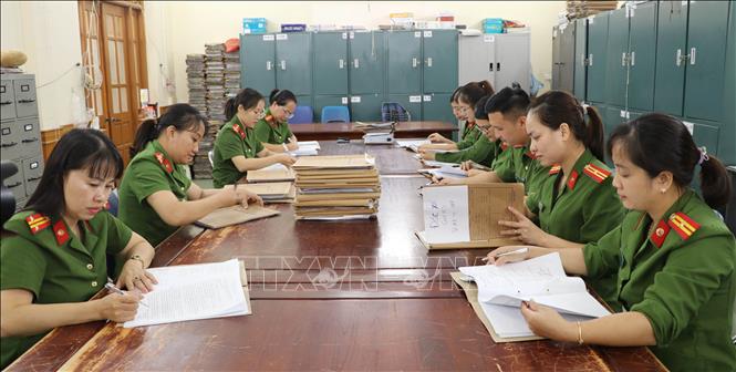 Cán bộ Trại giam Ninh Khánh đã hoàn tất công tác xét duyệt các đối tượng đủ điều kiện, tiêu chuẩn và đề xuất Hội đồng tư vấn đặc xá thẩm định đặc xá dịp Quốc khánh 2/9/2024. Ảnh: Hải Yến - TTXVN