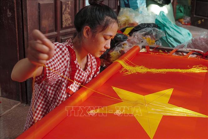 Một thợ thêu cờ Tổ quốc chia sẻ: 