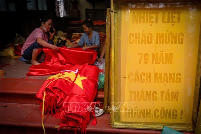 Những ngày cả nước hướng về kỷ niệm 79 năm ngày Quốc khánh 2/9 cũng là lúc những người thợ may cờ của làng nghề Từ Vân tất bật làm việc để kịp cung ứng cờ cho thị trường cả nước. Ảnh: Phạm Tuấn Anh - TTXVN
