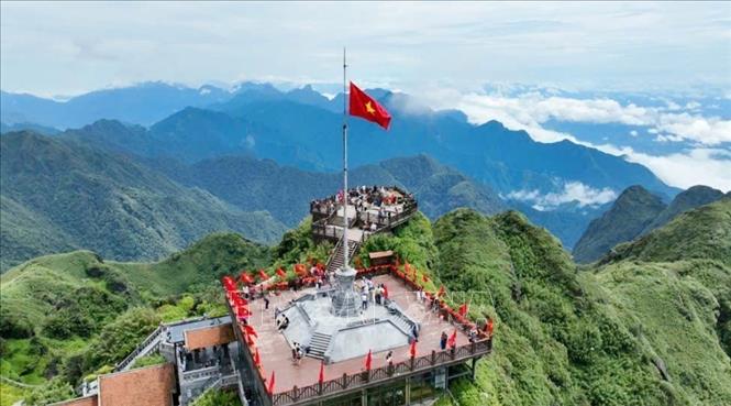 A flag hoisting ceremony on the summit of the Fansipan Mountain in the northern province of Lao Cai is held on September 1 to celebrate the National Day (September 2). Photo by courtesy/VNA