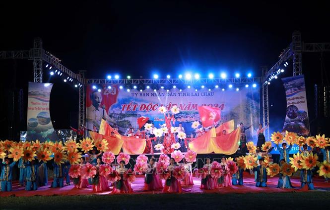 Chương trình văn nghệ chào mừng với chủ đề “Lung linh sắc màu Than Uyên” chào mừng Tết Độc lập. Ảnh: Quý Trung – TTXVN
