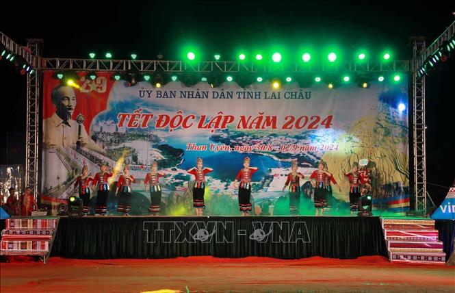 Chương trình văn nghệ chào mừng với chủ đề “Lung linh sắc màu Than Uyên” chào mừng Tết Độc lập. Ảnh: Quý Trung – TTXVN