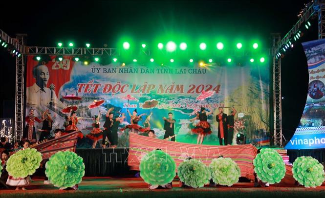 Chương trình văn nghệ chào mừng với chủ đề “Lung linh sắc màu Than Uyên” chào mừng Tết Độc lập. Ảnh: Quý Trung – TTXVN