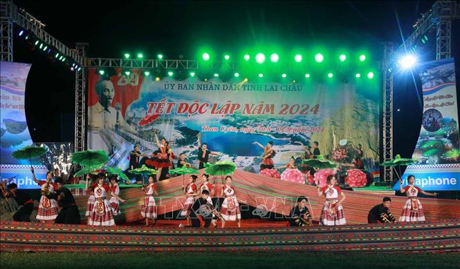Chương trình văn nghệ chào mừng với chủ đề “Lung linh sắc màu Than Uyên” chào mừng Tết Độc lập. Ảnh: Quý Trung – TTXVN