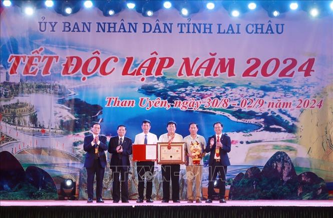 Tổ chức Kỷ lục Việt Nam trao kỷ lục địa phương tổ chức Tết Độc lập gắn với Ngày hội Văn hoá, Thể thao các dân tộc thường xuyên, liên tục trong nhiều năm nhất cho huyện Than Uyên. Ảnh: Quý Trung – TTXVN