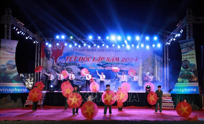 Chương trình văn nghệ chào mừng với chủ đề “Lung linh sắc màu Than Uyên” chào mừng Tết Độc lập. Ảnh: Quý Trung – TTXVN